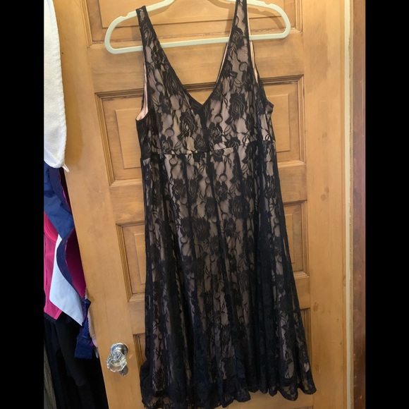 Lace dress - Picture 2 of 3